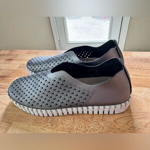 ISLE JACOBSEN Metallic Silver Slip On Sneakers - Women’s Size EU 38 (US 7.5)